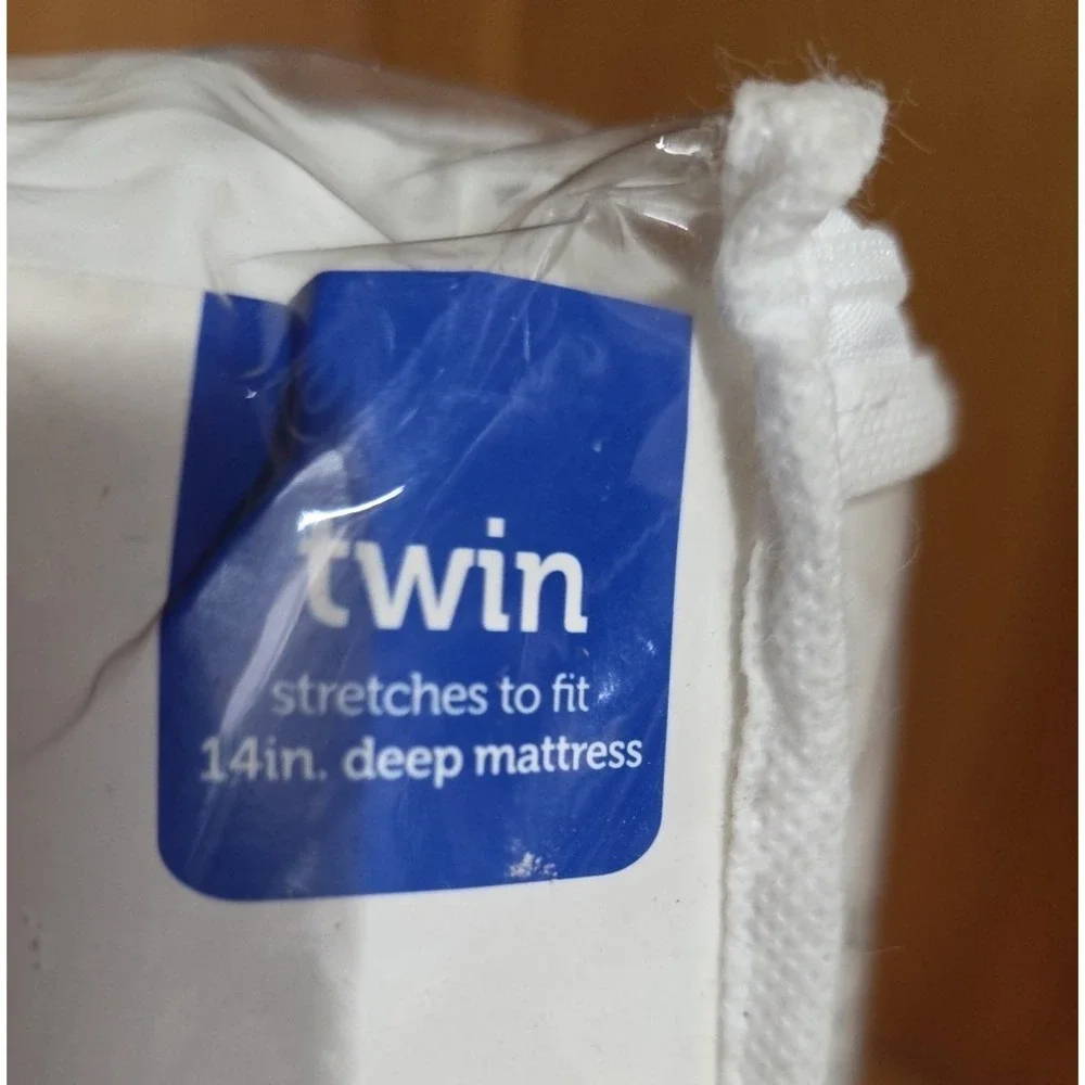 AllerEase Waterproof Allergy Protection Zippered Mattress Protector‎ Twin